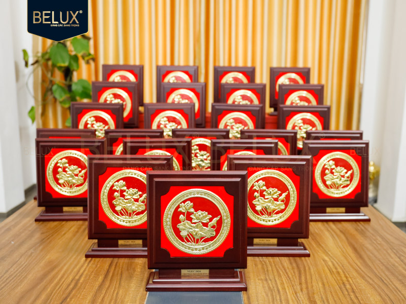 Lô Biểu trưng hoa sen VGEC cao 25cm bằng đồng thiết kế theo yêu cầu